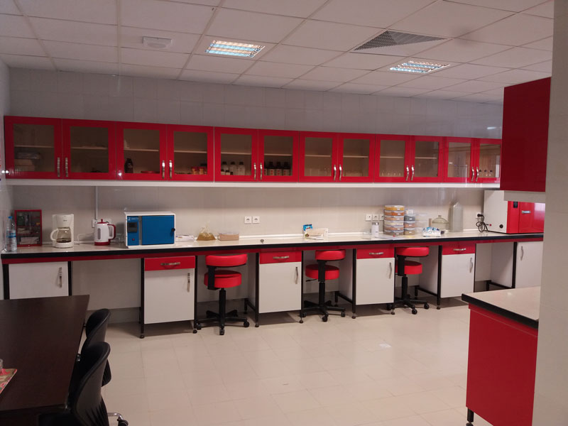 سکوبندی آزمایشگاه با نمای قرمز
